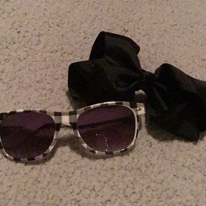 A bow and cute sunglasses